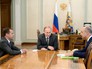 Президент России Владимир Путин, премьер-министр России Дмитрий Медведев (слева) и министр финансов РФ Антон Силуанов (справа) во время встречи Президент России Владимир Путин, премьер-министр России Дмитрий Медведев (слева) и министр финансов РФ Антон Силуанов (справа) во время встречи