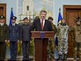 Петр Порошенко на фоне украинских военных в новой форме Петр Порошенко на фоне украинских военных в новой форме
