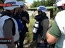 Сотрудники миссии ОБСЕ осматривают место обстрела в Донбассе Сотрудники миссии ОБСЕ осматривают место обстрела в Донбассе