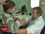 Врач осматривает школьника Врач осматривает школьника