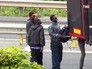 Нелегалы забираются в грузовик Нелегалы забираются в грузовик