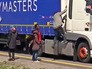 Нелегалы забираются в грузовик Нелегалы забираются в грузовик