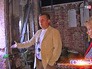 Жители осматривают незаконную перепланировку в старинном доме Жители осматривают незаконную перепланировку в старинном доме