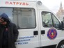 Бездомный мужчина у автомобиля мобильной службы "Социальный патруль" на Комсомольской площади Бездомный мужчина у автомобиля мобильной службы "Социальный патруль" на Комсомольской площади