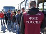 Сотрудник ФМС России с задержанными во время рейда Сотрудник ФМС России с задержанными во время рейда