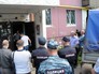 Сотрудники правоохранительных органов у подъезда жилого дома в Нижнем Новгороде, где обнаружены убитые дети Сотрудники правоохранительных органов у подъезда жилого дома в Нижнем Новгороде, где обнаружены убитые дети