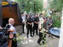 Сотрудники правоохранительных органов у подъезда жилого дома в Нижнем Новгороде, где обнаружены убитые дети Сотрудники правоохранительных органов у подъезда жилого дома в Нижнем Новгороде, где обнаружены убитые дети