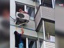 Люди спасают выпавшего из окна ребёнка Люди спасают выпавшего из окна ребёнка