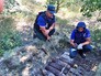 Взрывотехники разминируют найденные снаряды Взрывотехники разминируют найденные снаряды