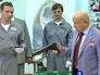 Алексей Леонов держит пистолет для космонавтов Алексей Леонов держит пистолет для космонавтов
