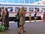 Пассажиры стоят на перроне Пассажиры стоят на перроне