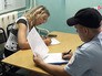 Лариса Кусакина пишет заявление в отделении полиции Лариса Кусакина пишет заявление в отделении полиции