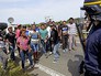 Стычка нелегальных мигрантов с французской полицией Стычка нелегальных мигрантов с французской полицией