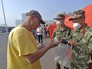 Китайские военные раздают жителям респираторы Китайские военные раздают жителям респираторы