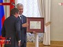 Мэр Москвы Сергей Собянин вручает разрешение на осуществление таксомоторной деятельности в столице Мэр Москвы Сергей Собянин вручает разрешение на осуществление таксомоторной деятельности в столице