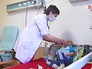 Врач осматривает ребенка Врач осматривает ребенка