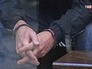 Наручники на задержанном Наручники на задержанном