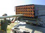 Украинские военные заряжают установку РСЗО "Град" Украинские военные заряжают установку РСЗО "Град"