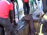 Чилийские спасатели достают провалившуюся лошадь Чилийские спасатели достают провалившуюся лошадь