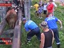 Спасатели МЧС достают застрявшую в теплотрассе корову Спасатели МЧС достают застрявшую в теплотрассе корову