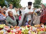 Освящение яблок во время праздника Преображения Господня Освящение яблок во время праздника Преображения Господня