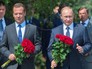 Владимир Путин и Дмитрий Медведев возлагают цветы к вечному огню Доблести и славы поколений на мемориальном комплексе Малахов курган Владимир Путин и Дмитрий Медведев возлагают цветы к вечному огню Доблести и славы поколений на мемориальном комплексе Малахов курган
