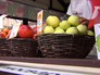 Яблоки на прилавке Яблоки на прилавке