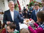 Сергей Собянин угощает детей пирогом Сергей Собянин угощает детей пирогом