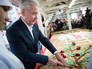 Сергей Собянин угощает детей гигантской шарлоткой Сергей Собянин угощает детей гигантской шарлоткой