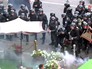 Украинская милиция оцепила польских фанатов Украинская милиция оцепила польских фанатов