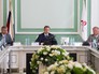 Заместитель председателя правительства РФ Аркадий Дворкович (в центре), бывший глава ОАО "РЖД" Владимир Якунин (справа), назначенный на пост главы ОАО "РЖД" Олег Белозеров (слева) Заместитель председателя правительства РФ Аркадий Дворкович (в центре), бывший глава ОАО "РЖД" Владимир Якунин (справа), назначенный на пост главы ОАО "РЖД" Олег Белозеров (слева)