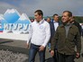 Председатель правительства России Дмитрий Медведев (справа) во время посещения палаточного городка всероссийского молодежного образовательного форума "Итуруп" в городе Курильске Председатель правительства России Дмитрий Медведев (справа) во время посещения палаточного городка всероссийского молодежного образовательного форума "Итуруп" в городе Курильске