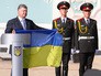 Президент Украины Петр Порошенко держит флаг Президент Украины Петр Порошенко держит флаг