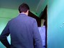 Люди заходят в квартиру Люди заходят в квартиру