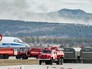 Пожарные автомашины и самолет ИЛ-76 МД во время подготовки для тушения лесных пожаров в Забайкальском крае Пожарные автомашины и самолет ИЛ-76 МД во время подготовки для тушения лесных пожаров в Забайкальском крае