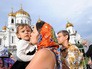 Мать с ребенком перед Храмом Христа Спасителя Мать с ребенком перед Храмом Христа Спасителя