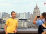 Туристы на фоне Москвы Туристы на фоне Москвы