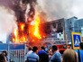Пожарные на месте возгорания в торговом центре Пожарные на месте возгорания в торговом центре