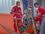 Итальянские спасатели выносят с корабля пострадавшего мигранта Итальянские спасатели выносят с корабля пострадавшего мигранта