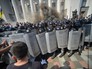 Украинская милиция держит оцепление у здания Верховной Рады Украины Украинская милиция держит оцепление у здания Верховной Рады Украины