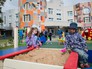 Дети играют на детской площадке возле сада Дети играют на детской площадке возле сада