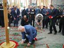 Алания Тамерлан Агузаров и Лев Кузнецов возлагают цветы во время траурных мероприятий на территории мемориала памяти жертв теракта 1 сентября 2004 года Алания Тамерлан Агузаров и Лев Кузнецов возлагают цветы во время траурных мероприятий на территории мемориала памяти жертв теракта 1 сентября 2004 года