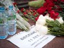 Люди возлагают цветы к памятнику жертвам трагедии в Беслане Люди возлагают цветы к памятнику жертвам трагедии в Беслане