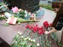 Люди возлагают цветы к памятнику жертвам трагедии в Беслане Люди возлагают цветы к памятнику жертвам трагедии в Беслане