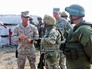 Инструктор армии США консультирует украинских военных Инструктор армии США консультирует украинских военных