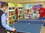 Спортсмены играют в пинг-понг Спортсмены играют в пинг-понг