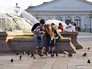 Люди гуляют на Манежной площади Люди гуляют на Манежной площади