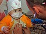 Врач осматривает девочку из Донецка Врач осматривает девочку из Донецка