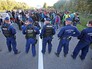 Полиция Венгрии держит мигрантов в оцеплении Полиция Венгрии держит мигрантов в оцеплении