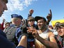 Полиция останавливает мигрантов на пути в Европу Полиция останавливает мигрантов на пути в Европу